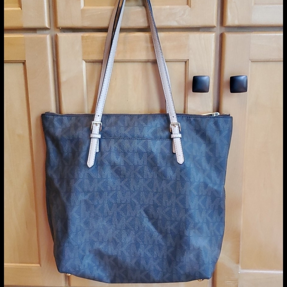 Michael Kors Jet Set Signature Tote - Picture 6 of 16